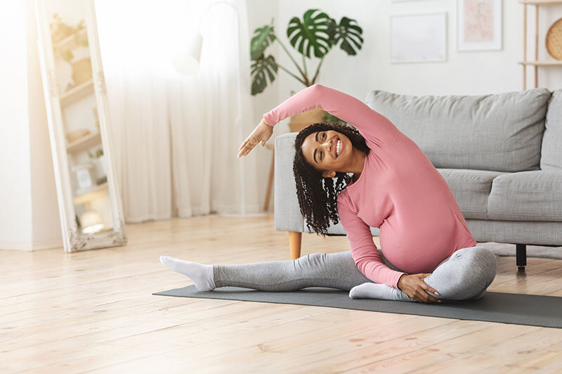 Eine Schwangere macht Yoga.